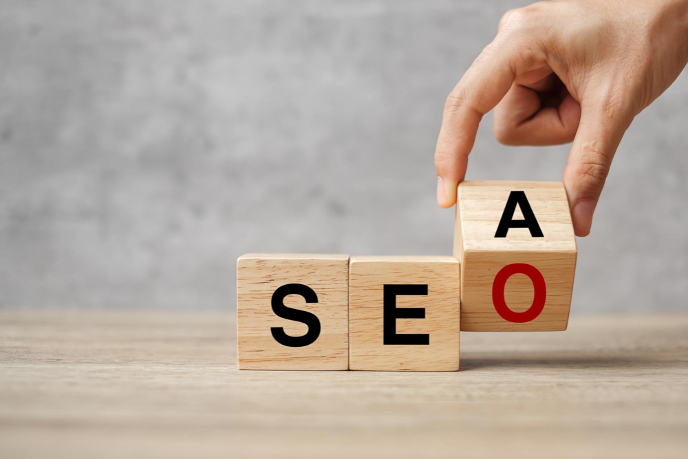 Blocs de bois avec les lettres SEO SEA